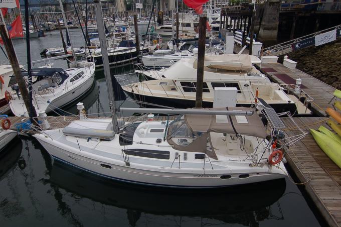 1997 Hunter 376 – SOLD